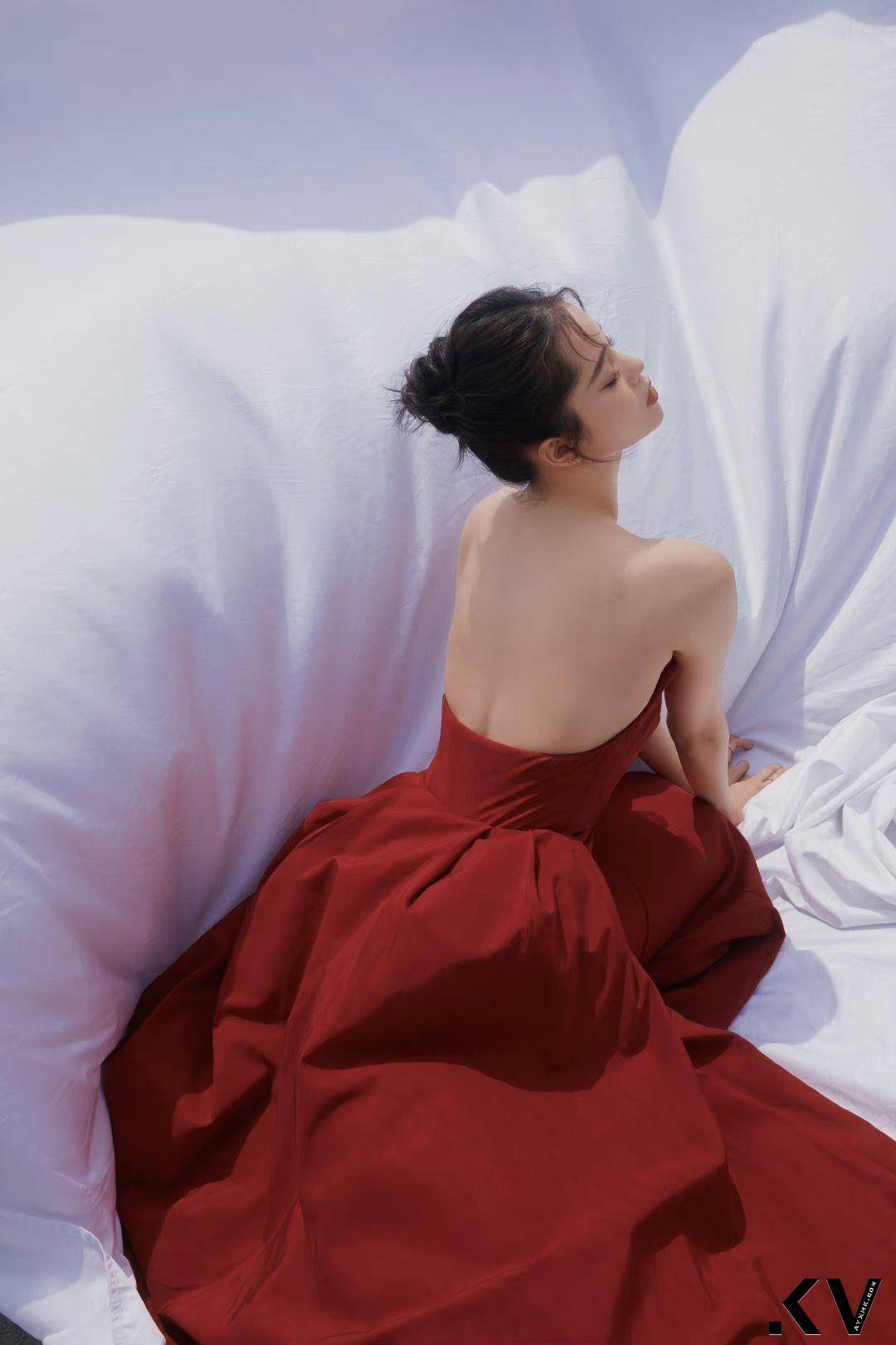 欧阳娜娜穿Jason Wu红裙成熟造型获好评！　勾勒绝美肩线气质满满 名人名流 图4张